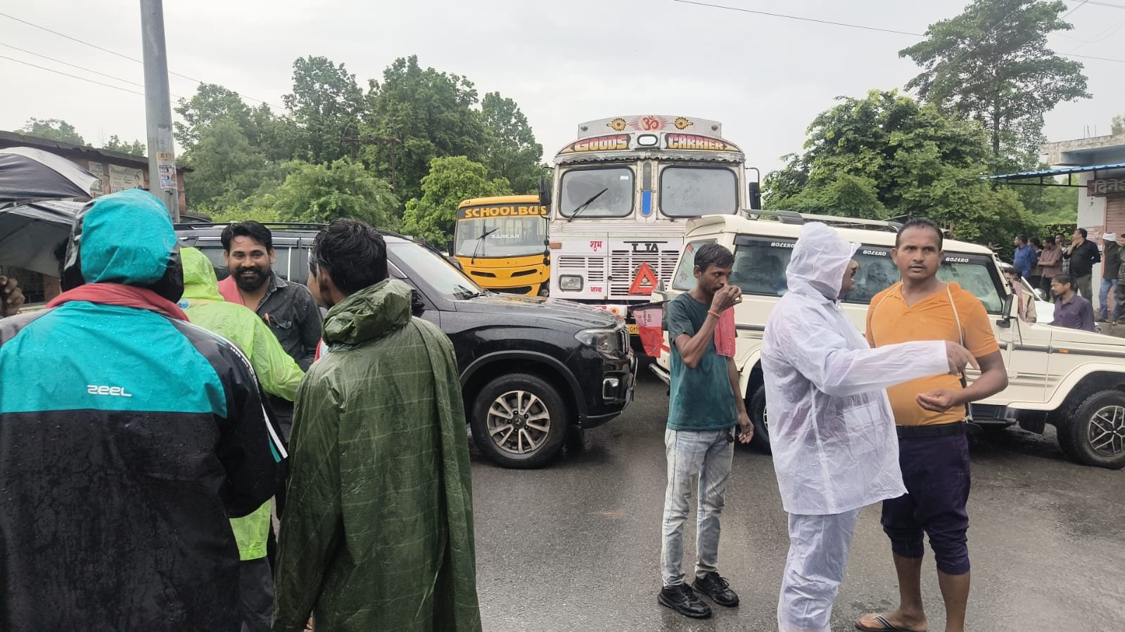 बदहाल सड़क से मुक्ति पाने बारिश में चक्काजाम किया ग्रामीणों ने