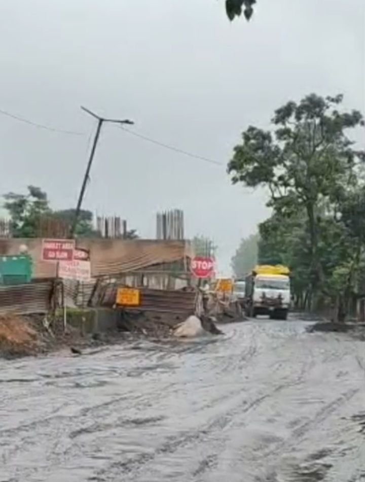 गौरव पथ बना बदहाली की तस्वीर, तीन करोड़ से ज्यादा खर्च के बाद भी सड़क पर कीचड़ और खतरा