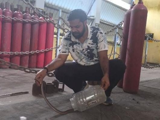 विश्वकर्मा पूजा के बीच वर्कशॉप में निकला फन फैलाए कोबरा, कर्मचारियों में मची अफरा-तफरी