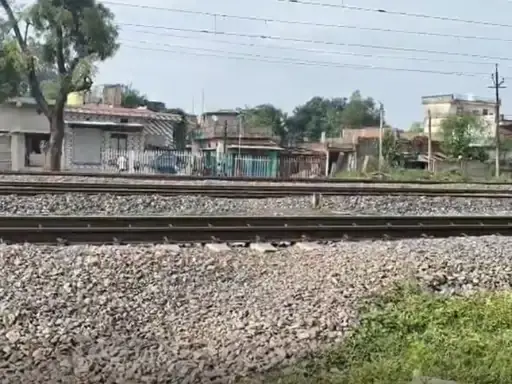 मालगाड़ी की चपेट में आने से नाबालिग की मौत, दूसरा गंभीर घायल; पटरी पर बैठकर खेल रहे थे मोबाइल गेम …