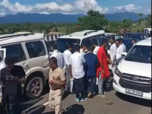 असम में भूपेश बघेल के काफिले पर पथराव, गाड़ियों के टूटे शीशे. देखिए वीडियो …