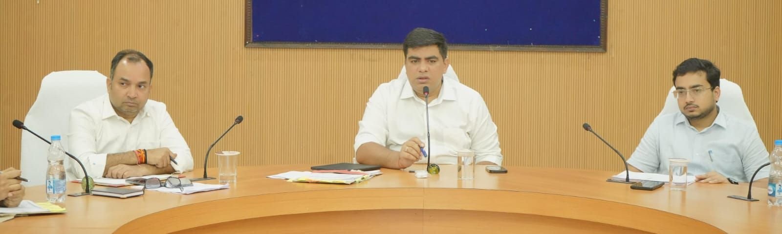 समय में पहुंचे स्वास्थ्य कर्मचारी एवं चिकित्सक ,मरीजों का इलाज बेहतर ढंग से हो ,,कलेक्टर