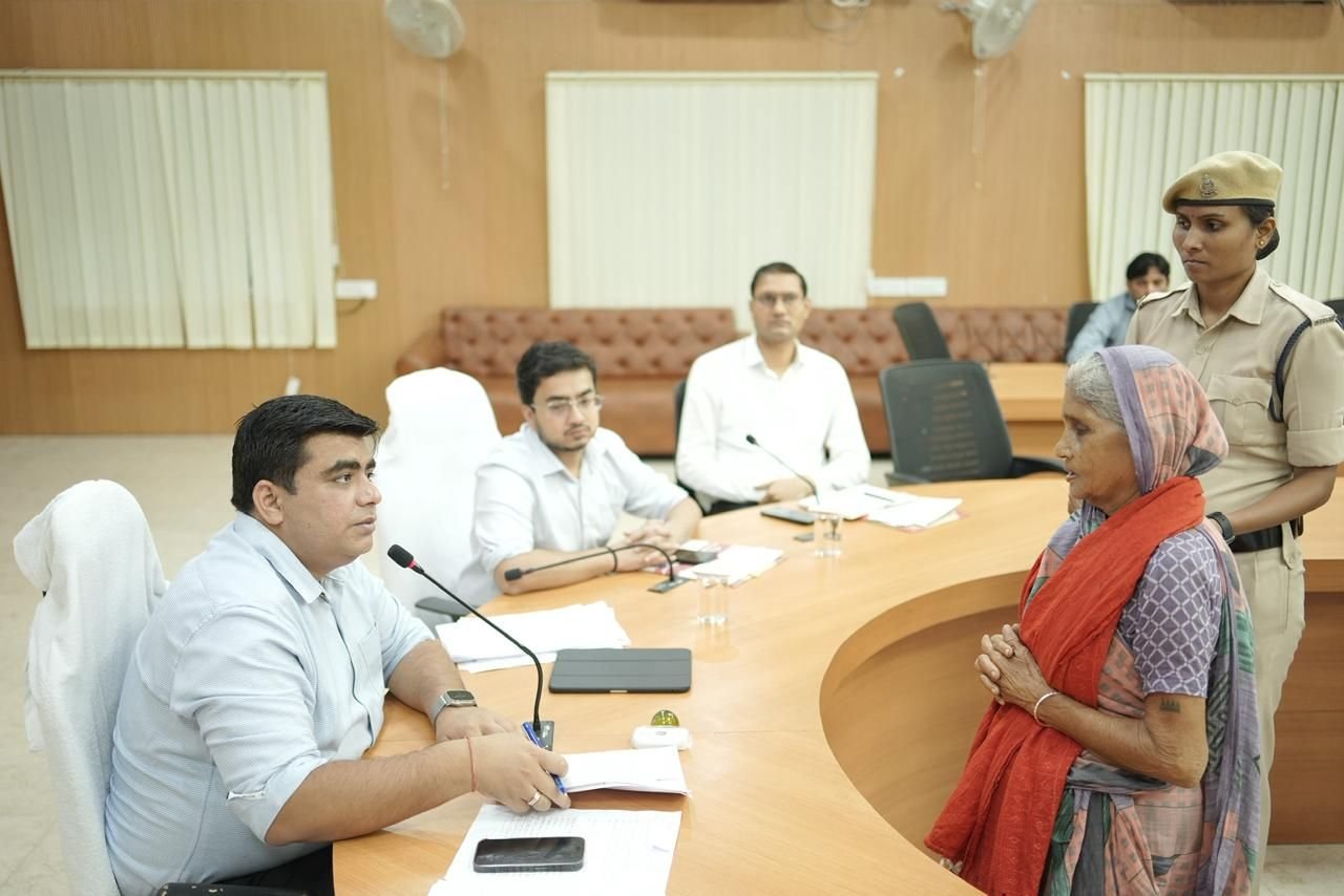 कलेक्टर जनदर्शन में सुनी गई आमजनों की समस्याएं,प्राप्त आवेदनों को तत्काल निराकरण करने का निर्देश