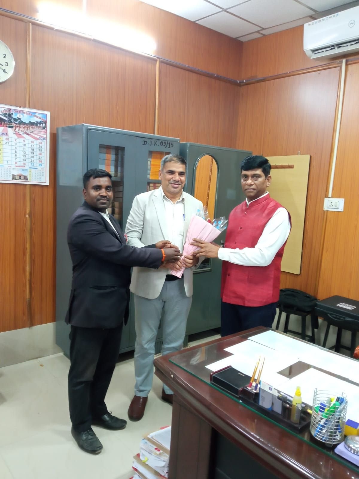 न्यायाधिपति के रूप में चयनित होने पर अधिवक्ता धनेश कुमार सिंह ने न्यायमूर्ति संतोष शर्मा को दी बधाई