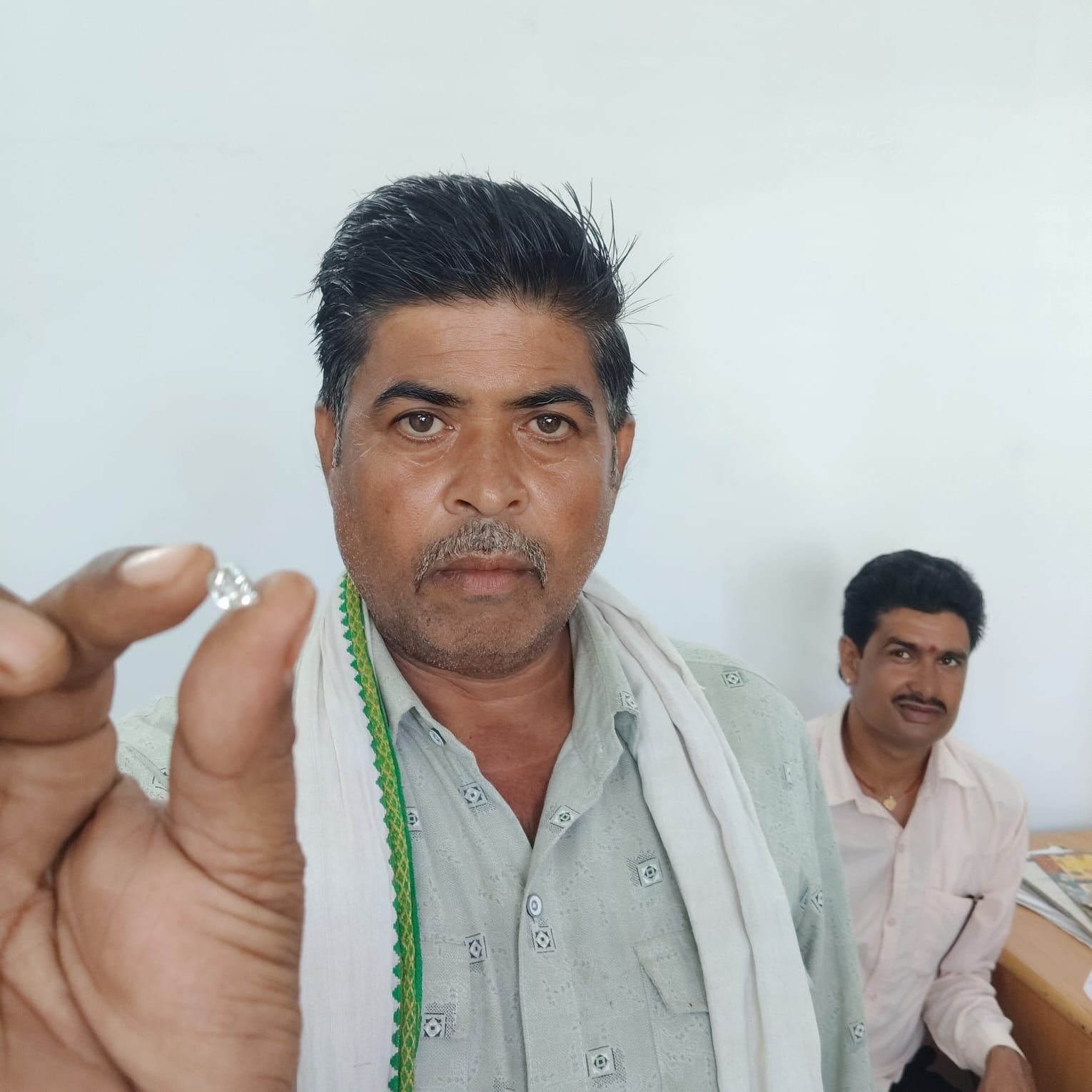 पन्ना में मिला 4.70 कैरेट का जेम्स क्वालिटी हीरा: 15 दिन की मेहनत में चमकी किसानों की किस्मत; सपने पूरे होंगे